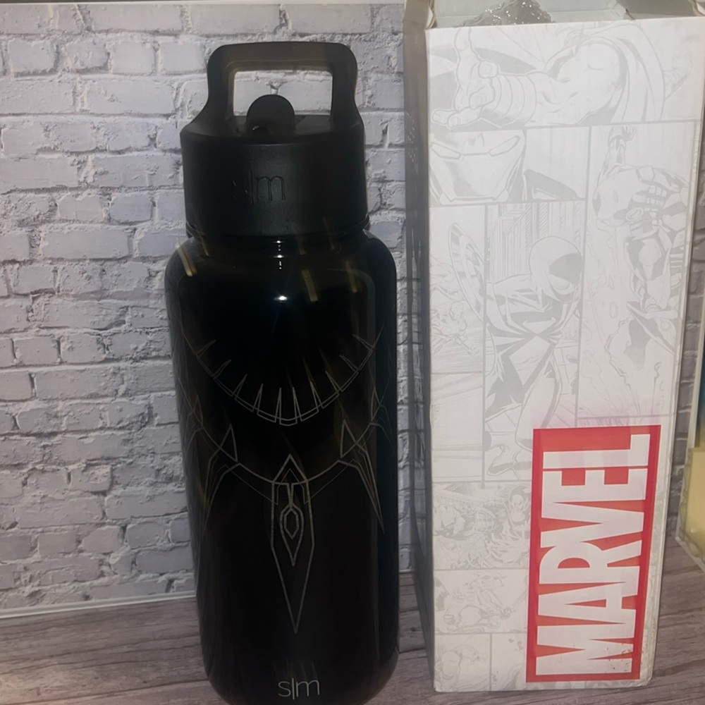 NIB Simple Modern Marvel 32oz Summit with straw - Black Panther Claw